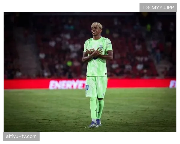 亚马尔本赛季边路连续突破压制对手后防线展现角色升级